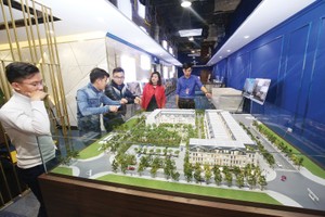 Thu nhập giảm sút khiến nhiều người đắn đo khi đi vay mua nhà. Ảnh: Dũng Minh