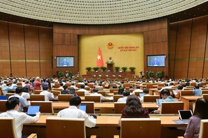 Một phiên họp toàn thể tại đợt 1, Kỳ họp thứ sáu của Quốc hội.
