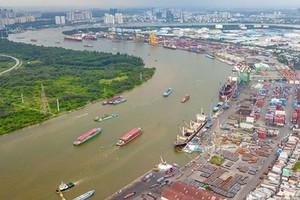 Dự án phát triển các hành lang đường thủy và logistics phía Nam sẽ tiến hành nạo vét, cải tạo tuyến luồng đường thủy nhằm tháo gỡ các điểm nghẽn, đảm bảo năng lực lưu thông cho các loại tàu cỡ lớn, tàu container vận chuyển hàng hóa