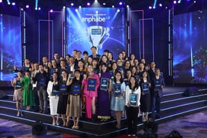 Bà Bùi Thị Mai Hiên (giữa) - Giám đốc Nhân sự đại diện BVSC nhận giải thưởng