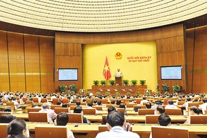 Quốc hội biểu quyết thông qua điều chỉnh chương trình Kỳ họp thứ nhất (tháng 7/2021) bổ sung nội dung trao quyền đặc biệt cho Chính phủ để tăng cường công tác phòng, chống Covid-19