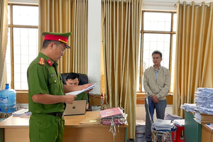 Công an tỉnh Gia Lai đọc lệnh tạm giữ ông Hiếu tại Văn phòng Đăng ký đất đai Gia Lai.