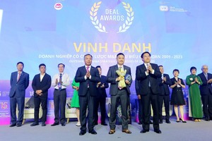 Ông Trần Duy Đông, Thứ trưởng Bộ Kế hoạch và Đầu tư (phải) và ông Lê Trọng Minh, Tổng Biên tập Báo Đầu tư, Trưởng Ban tổ chức Diễn đàn M&A Việt Nam 2023 trao Cup Vinh danh và tặng hoa chúc mừng cho đại diện Tập đoàn Masan (giữa)