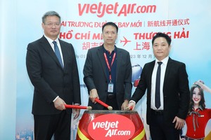 Tổng Lãnh sự CHND Trung Hoa tại TP.HCM Ngụy Hoa Tường (Wei Huaxiang); Phó Tổng giám đốc Vietjet Nguyễn Thanh Sơn; Phó Giám đốc Sở Du lịch TP. HCM Lê Trương Hiền Hoà (từ trái qua phải) thực hiện nghi thức khai trương đường bay TP. Hồ Chí Minh - Thượng Hải. 