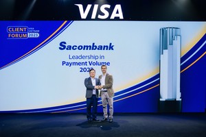 Ông Phạm Đức Duy - Giám đốc TTQL&PTKD Cá Nhân Sacombank nhận giải thưởng “Leadership in Payment Volume 2023” - “Ngân hàng dẫn đầu về tổng doanh số giao dịch thẻ năm 2023” từ đại diện VISA