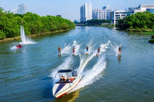 Câu lạc bộ thể thao dưới nước Quận 7 với 23 thành viên sinh hoạt thường xuyên tại Saigon South Marina Club phối hợp với Sở Du lịch tổ chức giới thiệu và tham quan tuyến du lịch đường thủy từ bến tàu Ngôi Sao Việt.