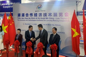 Đại biểu Việt Nam và Trung Quốc cắt băng khai mạc Triển lãm thương mại Mekong - Lan Thương tại Việt Nam 2023.