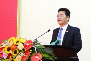 Phó chủ tịch Thường trực UBND tỉnh Nam Định Trần Anh Dũng báo cáo kết quả kinh tế - xã hội của tỉnh năm 2023. Ảnh: Khánh Duy