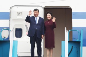 Tổng Bí thư, Chủ tịch nước Trung Quốc Tập Cận Bình và Phu nhân, Giáo sư Bành Lệ Viên, đến Sân bay Nội Bài trưa 12/12 (Ảnh: TTXVN)