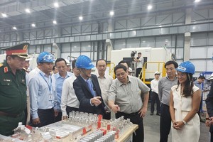Thủ tướng Phạm Minh Chính thăm Nhà máy sản xuất linh kiện hàng không vũ trụ do Tập đoàn UAC đầu tư tại Khu công nghệ cao Đà Nẵng vào ngày 26/6/2022. Ảnh: Linh Đan