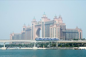 Một công trình du lịch, khách sạn trên Đảo Cọ - Palm Island ở Dubai, quần đảo nhân tạo lớn nhất thế giới. Ảnh: Lâm Khánh/TTXVN