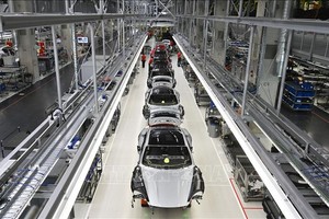 Dây chuyền lắp ráp xe ô tô của Hãng Porsche ở Stuttgart, miền Nam Đức. Ảnh tư liệu: AFP/TTXVN