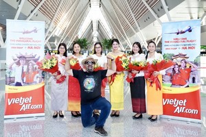 Những hành khách đầu tiên trên chuyến bay khai trương Siem Reap - Hà Nội