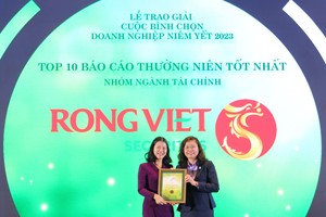 Bà Nguyễn Thị Thu Huyền – Thành viên HĐQT kiêm Tổng Giám đốc Rồng Việt (bên trái) đón nhận danh hiệu