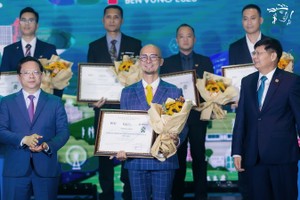 Ông Trần Thanh Phong, Phó Tổng giám đốc Marketing đại diện Prudential Việt Nam nhận giải thưởng