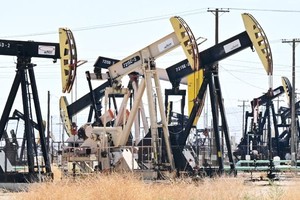 Các máy bơm dầu dọc theo Quốc lộ 33 được gọi là Xa lộ Dầu khí phía bắc McKittrick ở quận Kern, bang California, Mỹ. Ảnh: AFP