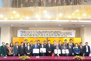 Ông Lữ Quang Ngời, Chủ tịch UBND tỉnh Vĩnh Long (thứ 4 từ trái sang, hàng đầu) và Thống đốc tỉnh Niigata - Nhật Bản (thứ 5 từ trái sang) ký kết bản ghi nhớ hợp tác Ảnh: Anh Khoa