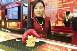 Từ chỗ là “hầm trú ẩn”, vàng đã trở thành kênh đầu tư hấp dẫn trong năm 2023. Trong ảnh: Chào bán sản phẩm vàng chế tác tại một cửa hàng vàng ở Hà Nội. Ảnh: Đức Thanh