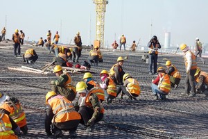 Khối lượng công việc lớn đã bào mòn sức khỏe tinh thần và thể chất của người lao động. Ảnh: Rudolf Simon