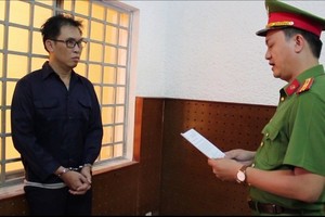 Cơ quan Cảnh sát điều tra Công an TP.HCM tống đạt các Quyết định đối với ông Đinh Trường Chinh