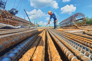 Giá vật liệu tăng là yếu tố ngoài tầm với của chủ đầu tư. Ảnh: Lê Toàn