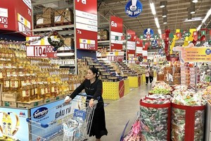 Các mặt hàng thiết yếu phong phú, đa dạng, sẵn sàng phục vụ nhu cầu người tiêu dùng dịp Tết Nguyên đán 2024 trên địa bàn Cần Thơ. (Ảnh: Khánh Nam) 