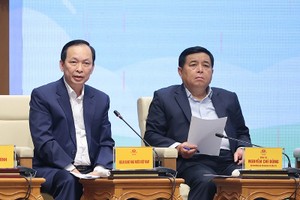 Phó thống đốc Thường trực Ngân hàng Nhà nước (bìa trái) khẳng định nông nghiệp, nông thôn luôn là lĩnh vực ưu tiên đầu tư vốn của ngành Ngân hàng.