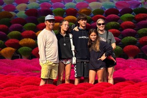 Du khách trải nghiệm tại làng tăm hương Quảng Phú Cầu, Ứng Hòa, Hà Nội 