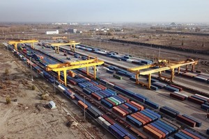 Các container vận chuyển tại Khorgos, một trung tâm thương mại tự do nằm dọc biên giới Kazakhstan-Trung Quốc. Ảnh: Tân Hoa Xã