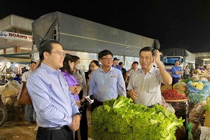 Kiểm tra công tác chuẩn bị hàng phục Tết tại chợ nông sản thực phẩm lớn nhất TP.HCM