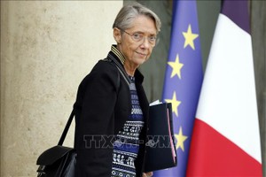Thủ tướng Pháp Elisabeth Borne sau cuộc họp nội các tuần tại Paris, ngày 5/10/2023. Ảnh: AFP/TTXVN