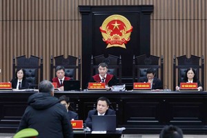 Hội đồng xét xử sơ thẩm vụ án xảy ra tại Công ty Việt Á, Bộ Y tế và các đơn vị liên quan.