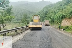 Công ty Cổ phần Quản lý và Xây dựng đường bộ Quảng Trị tiến hành sửa chữa đường Hồ Chí Minh nhánh Tây