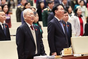 Các đại biểu dự họp làm lế chào cờ trong phiên khai mạc Kỳ họp sáng 15/1.