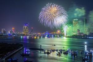 Sông Hàn rực sáng trong Lễ hội pháo hoa quốc tế Đà Nẵng - DIFF 2023