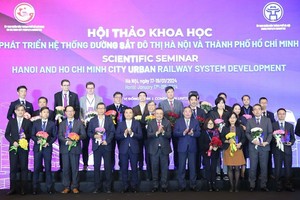 Ban tổ chức tặng hoa các chuyên gia tham dự hội thảo.