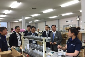 Đối với người lao động nước ngoài vào Việt Nam với mục đích ban đầu không phải lao động, sau đó quyết định ở lại Việt Nam làm việc thì không thể biết rõ cụ thể các trường hợp để yêu cầu đơn vị sử dụng lao động làm thủ tục cấp giấy phép lao động.