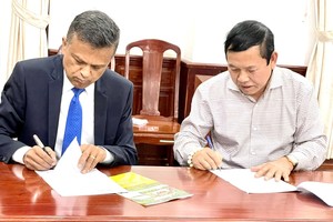 Chủ tịch NSH Petro Mai Văn Huy (phải) và ông Ranjit Thambyrajah, Chủ tịch kiêm Giám đốc điều hành Acuity Funding ký kết hợp tác
