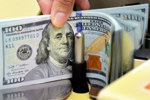 Tỷ giá “tăng nhiệt”, USD tự do quanh 25.000 đồng