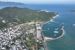 Không chỉ nợ bảo hiểm xã hội với số tiền lớn, thời gian qua, Dự án Trung tâm Bến du thuyền Hoàng Gia (Khu A) tại phường Vĩnh Hòa, TP. Nha Trang, Khánh Hòa của Công ty cổ phần khách sạn Bến Du Thuyền bị ngân hàng rao bán, để thu hồi nợ vay. Ảnh: Linh Đan