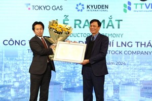 Giám đốc Sở Kế hoạch và Đầu tư Thái Bình trao giấy Chứng nhận đăng ký doanh nghiệp cho Tổ hợp Nhà đầu tư điện khí LNG