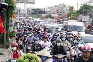 Kẹt xe xảy ra thường xuyên trên Quốc lộ 13. Dự án mở rộng Quốc lộ 13 là một trong 5 dự án đầu tư theo cơ chế của Nghị quyết 98. Ảnh: Lê Quân