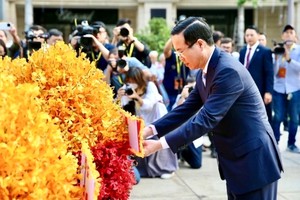 Chủ tịch nước Võ Văn Thưởng cùng phu nhân đã thành kính dâng hoa lên Chủ tịch Hồ Chí Minh vĩ đại tại Công viên Tượng đài Chủ tịch Hồ Chí Minh (đường Nguyễn Huệ, quận 1).