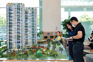 Khách tham quan mua nhà tại dự án của Phú Đông 