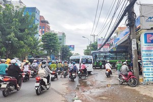 Nhà xe Hoàng Yến và Đăng Nhân đặt văn phòng ngay tại cây xăng trên Quốc lộ 13 (quận Bình Thạnh) để nhận hàng và đón khách.