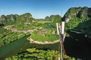 Nhân viên Viettel lắp đặt trạm phát sóng 5G