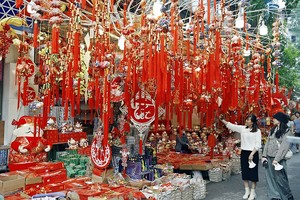 Người Hà Nội thong dong sắm Tết