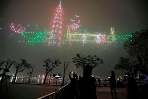 Pháo hoa và thiết bị bay thắp sáng đêm giao thừa tại Thủ đô Hà Nội