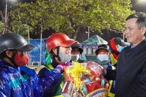 Lãnh đạo tỉnh Quảng Bình thăm các đơn vị làm nhiệm vụ trong đêm giao thừa