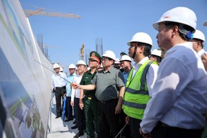 Thủ tướng Phạm Minh Chính thị sát công trường nhà ga T3 Sân bay Tân Sơn Nhất chiều mùng 3 Tết Giáp Thìn - Ảnh: VGP/Nhật Bắc